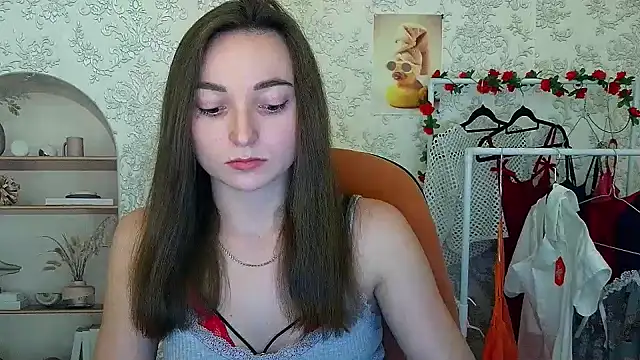  Barbie Kiss  online show from November 2025 06:28:01 PM