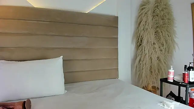 Snapshot of IsabellaJonns chatting on February 2025 04:23:01 AM IsabellaJonns online show from February 2025 04:23:01 AM