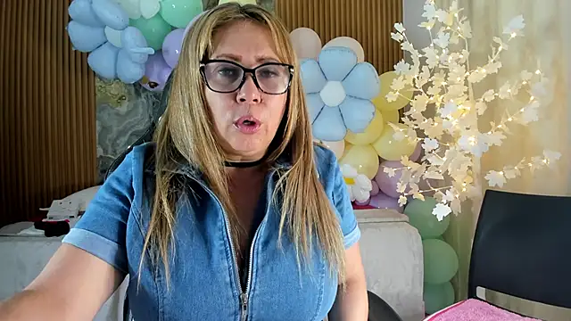 Danna topless online show from April 2026 12:00:02 PM