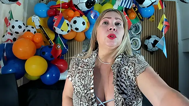 Snapshot of Danna_topless chatting on June 2026 12:07:01 PM Danna topless online show from June 2026 12:07:01 PM