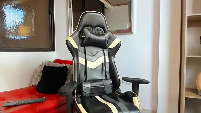 julian wallace online show from April 2026 07:39:01 PM