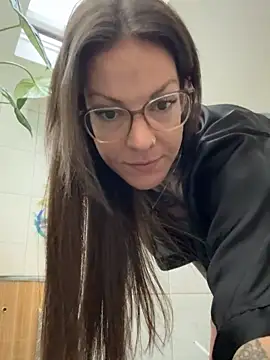 Snapshot of BrownieyQueen chatting on November 2025 06:25:02 AM BrownieyQueen online show from November 2025 06:25:02 AM