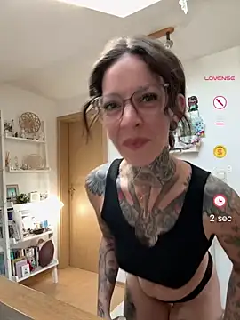 Snapshot of BrownieyQueen chatting on May 2026 06:18:02 AM BrownieyQueen online show from May 2026 06:18:02 AM
