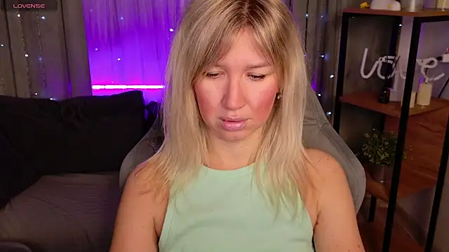 MilaBott online show from November 2025 08:07:01 PM