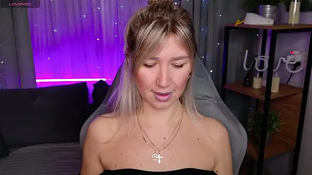 MilaBott online show from November 2025 08:18:01 PM