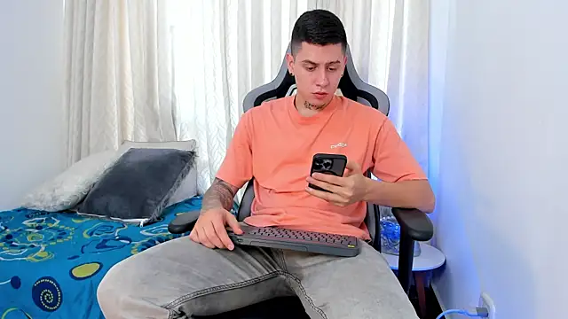 Snapshot of Yeiko_Romero_ chatting on December 2024 05:20:02 PM Yeiko Romero online show from December 2024 05:20:02 PM