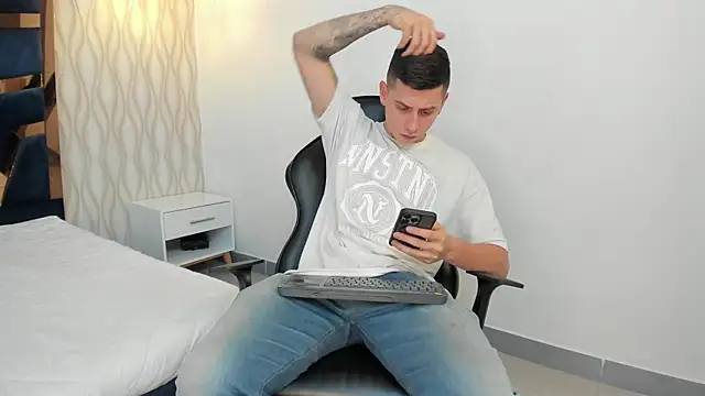 Snapshot of Yeiko_Romero_ chatting on February 2025 05:21:01 PM Yeiko Romero online show from February 2025 05:21:01 PM