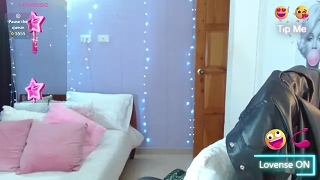 Snapshot of Paulina_627 chatting on October 2025 03:44:02 PM Paulina 627 online show from October 2025 03:44:02 PM