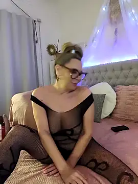 lolavalecuatro online show from September 2025 10:10:02 PM