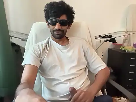 Snapshot of dominanthubby chatting on June 2026 07:44:01 AM dominanthubby online show from June 2026 07:44:01 AM