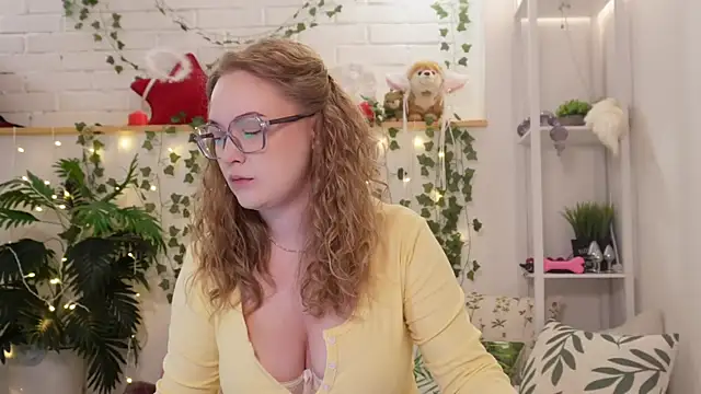 MonicaAsis online show from September 2025 05:58:01 PM