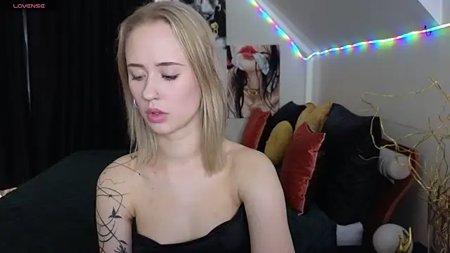 Snapshot of SashaBrooks chatting on October 2025 01:32:01 PM SashaBrooks online show from October 2025 01:32:01 PM