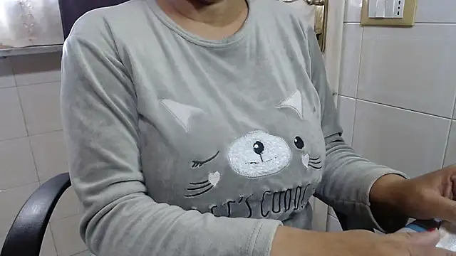 Foxlady2271 online show from November 2025 09:29:01 AM