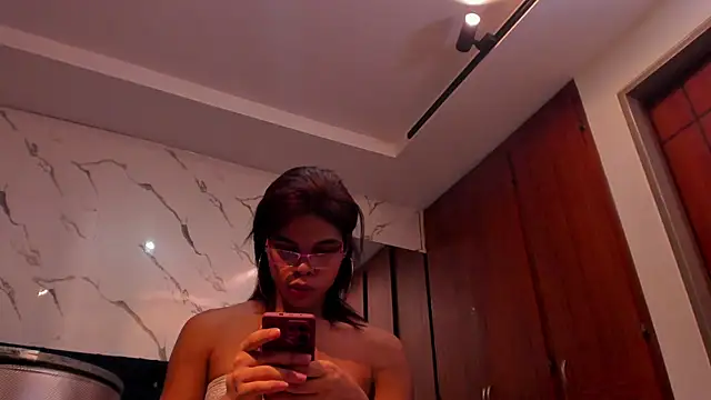 evelyn wine online show from September 2025 10:02:01 PM