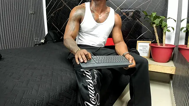 Snapshot of ronnie_7777 chatting on March 2025 11:26:01 PM ronnie 7777 online show from March 2025 11:26:01 PM