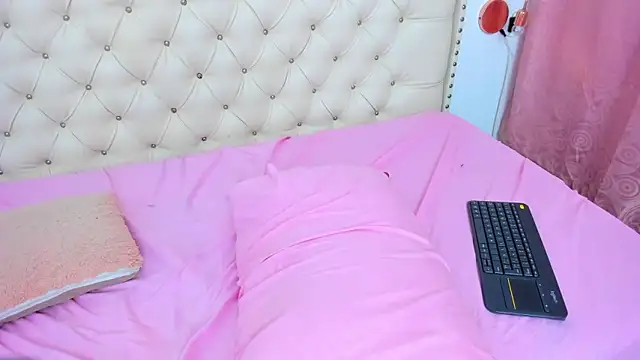 Snapshot of Kim_Eli chatting on December 2024 10:32:01 PM Kim Eli online show from December 2024 10:32:01 PM