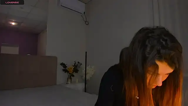 Snapshot of Laura_Leee chatting on December 2024 06:28:01 AM Laura Leee online show from December 2024 06:28:01 AM