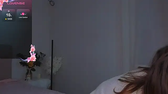 Snapshot of Laura_Leee chatting on December 2024 09:38:02 AM Laura Leee online show from December 2024 09:38:02 AM