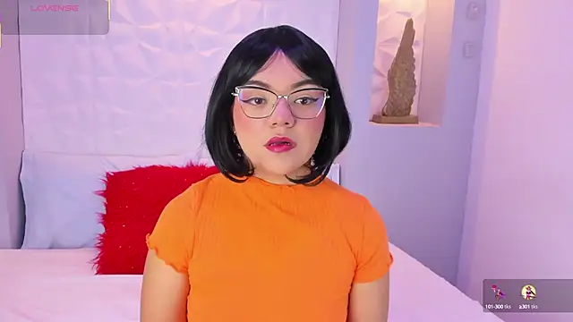 EmilyRouss  online show from October 2025 07:00:01 PM