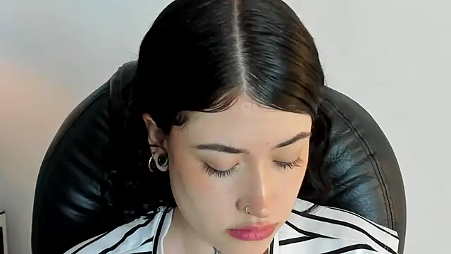 melody suarez online show from December 2024 10:54:02 PM