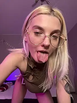 Snapshot of LoveLuna_ chatting on December 2024 11:20:02 PM LoveLuna online show from December 2024 11:20:02 PM