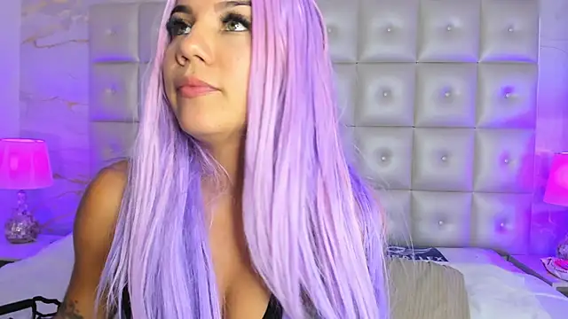 Snapshot of MelaniieRoux chatting on January 2025 01:43:02 AM MelaniieRoux online show from January 2025 01:43:02 AM