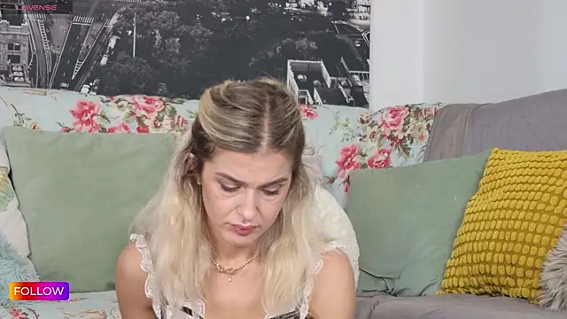 Snapshot of Sarah-Hart chatting on September 2025 06:36:01 AM Sarah-Hart online show from September 2025 06:36:01 AM