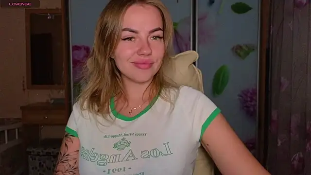 Snapshot of EmilyRobbie chatting on October 2025 06:25:02 PM EmilyRobbie online show from October 2025 06:25:02 PM