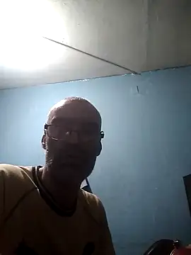 hugosafado333 online show from December 2024 03:26:01 AM