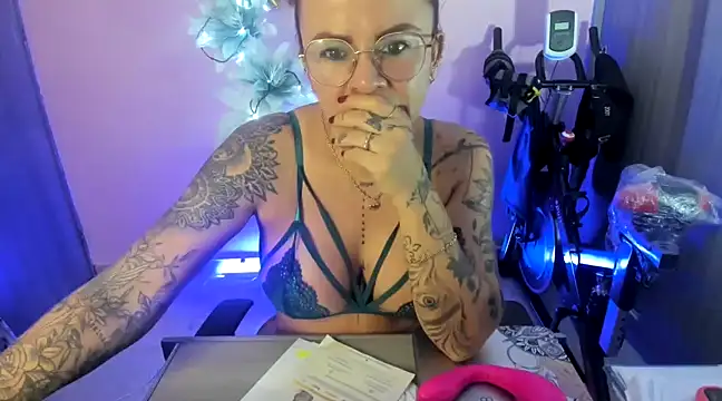 Snapshot of KAROL_MILF chatting on December 2024 01:18:01 AM KAROL MILF online show from December 2024 01:18:01 AM