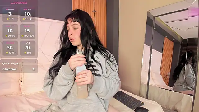 Lucy Smith2 online show from September 2025 08:45:01 PM