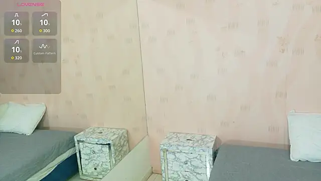 Snapshot of littleebonymommy chatting on November 2025 02:54:01 AM littleebonymommy online show from November 2025 02:54:01 AM