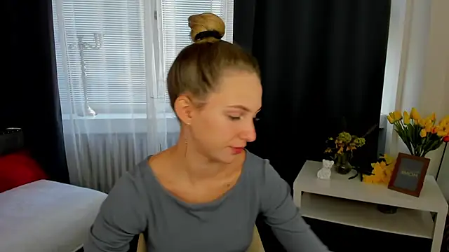 Lia Bloom  online show from September 2025 07:41:01 AM