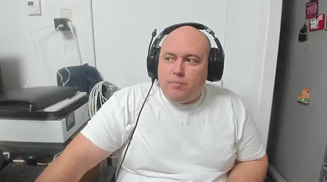 Snapshot of BigromeoXX chatting on December 2024 06:05:01 PM BigromeoXX online show from December 2024 06:05:01 PM