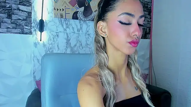 Snapshot of Queen_Cuarxxo chatting on July 2026 11:19:02 PM Queen Cuarxxo online show from July 2026 11:19:02 PM