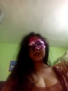 Snapshot of DesiMuffin chatting on February 2025 06:33:01 AM DesiMuffin online show from February 2025 06:33:01 AM