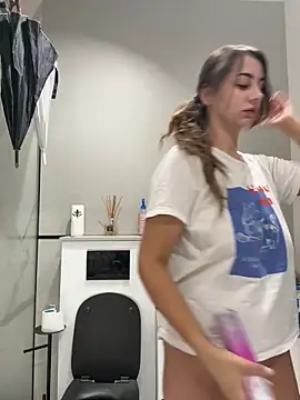 Snapshot of BelleSkye chatting on October 2025 03:15:02 AM BelleSkye online show from October 2025 03:15:02 AM