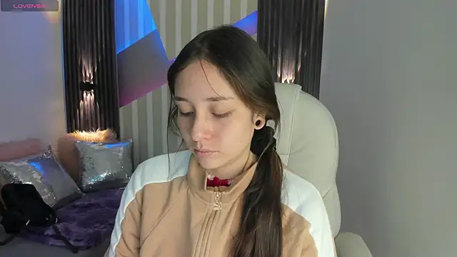 Snapshot of emily_layton chatting on December 2024 10:04:02 AM emily layton online show from December 2024 10:04:02 AM