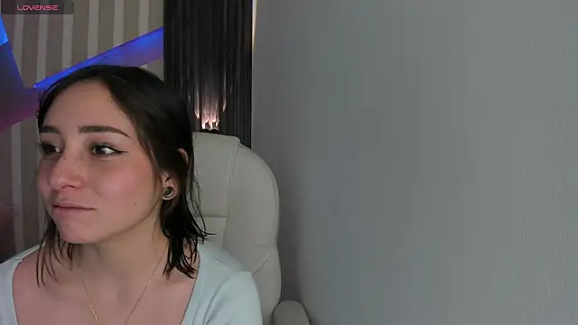 Snapshot of emily_layton chatting on January 2025 02:19:01 PM emily layton online show from January 2025 02:19:01 PM