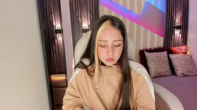 Snapshot of emily_layton chatting on September 2025 02:19:01 PM emily layton online show from September 2025 02:19:01 PM