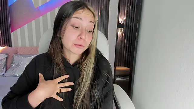 Snapshot of emily_layton chatting on October 2025 03:35:02 PM emily layton online show from October 2025 03:35:02 PM