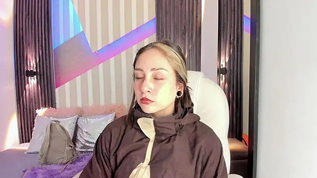 Snapshot of emily_layton chatting on October 2025 03:40:01 PM emily layton online show from October 2025 03:40:01 PM