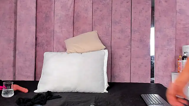 AshlieRoberts online show from December 2024 11:47:01 AM