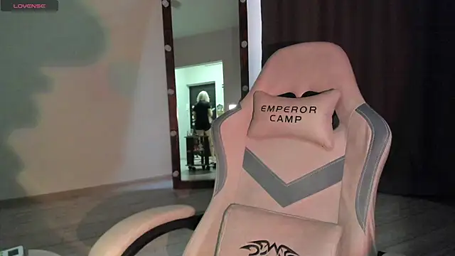 Snapshot of Lana_Younes chatting on November 2025 01:21:02 PM Lana Younes online show from November 2025 01:21:02 PM