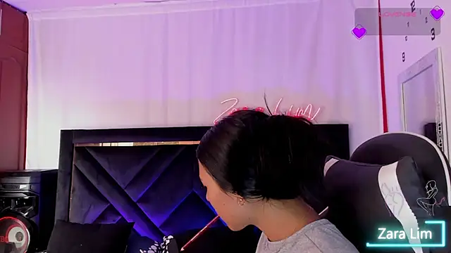 Snapshot of ZaraLim chatting on October 2025 08:43:01 PM ZaraLim online show from October 2025 08:43:01 PM