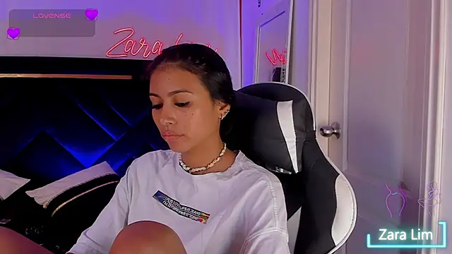 Snapshot of ZaraLim chatting on November 2025 06:19:02 PM ZaraLim online show from November 2025 06:19:02 PM