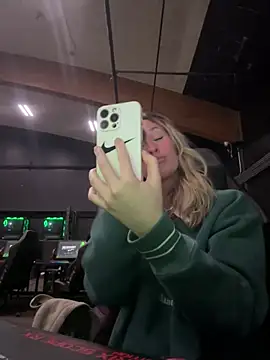 Snapshot of M1ssyk1ssy chatting on December 2024 10:09:01 PM M1ssyk1ssy online show from December 2024 10:09:01 PM