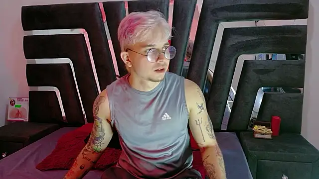 AliceandMax online show from January 2026 01:48:02 PM