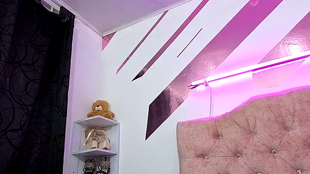 Kitten Hot  online show from November 2025 01:49:02 AM