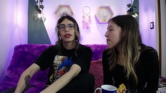 Snapshot of BRIAR_AND_BLAIR chatting on December 2024 01:57:02 PM BRIAR AND BLAIR online show from December 2024 01:57:02 PM